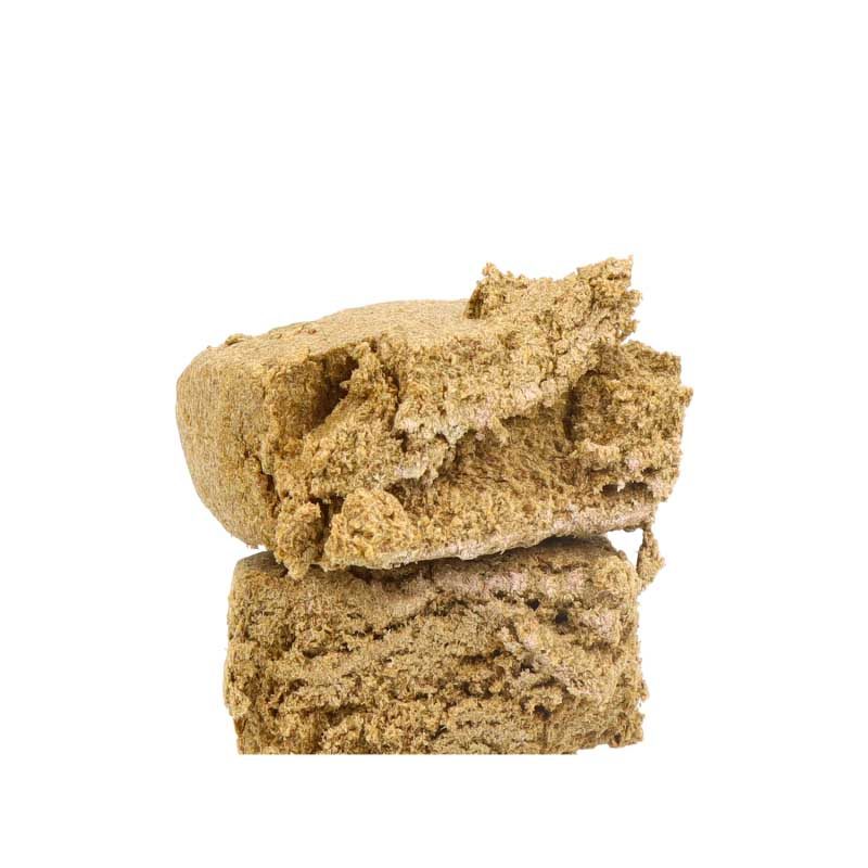 Resina Zkittlez Hash de California Botanics dry sift rubio claro arenoso textura seca y suelta sobre fondo blanco